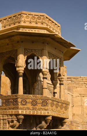 Kunstvoll geschnitzten Sandstein Turm in der Maharadscha Palast befindet sich in JAISALMER FORT RAJASTHAN Indien anzeigen Stockfoto