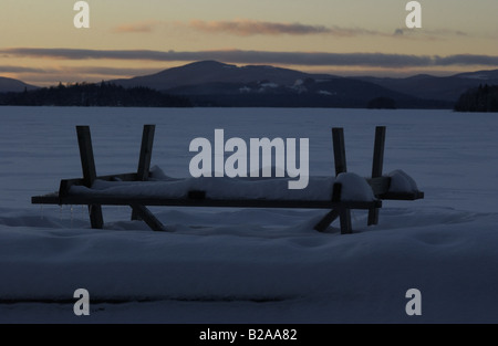 Die Winterserie, Bilder, die die Essenz des kanadischen Quebec Winters. Eine Upside-down Picknick-Tisch sammelt Schnee. Stockfoto