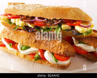 Verschiedene belegte Brötchen vor einem weißen Hintergrund - Käse und Salat Baguette, Mozzarella und Tomaten Baguette Stockfoto