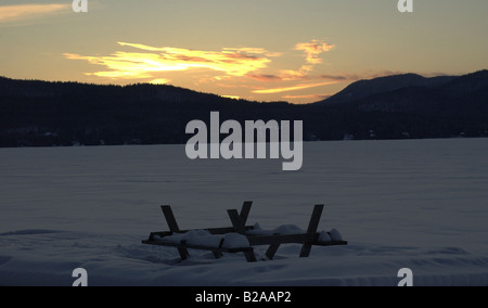 Die Winterserie, Bilder, die die Essenz des kanadischen Quebec Winters. Eine Upside-down Picknick-Tisch sammelt Schnee. Stockfoto