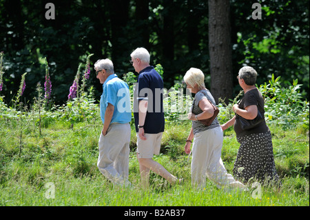 Eine Gruppe von Freunden für einen gemütlichen Spaziergang entlang der zahlreichen Wege, die im wunderschönen oberen Derwent Valley Stockfoto