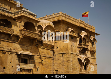 Sandstein-äußere des MAHARADSCHAS Palast mit einer Rajasthani-Fahne in JAISALMER FORT RAJASTHAN Indien Stockfoto