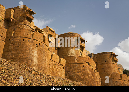 Drei der neunundneunzig Runde BASTEIEN an der Außenwand von JAISALMER FORT auf Trikuta Hügel aus Sandstein RAJASTHAN Indien Stockfoto