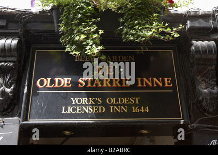 YE OLDE STARRE STAR INNE INN PUB PUBLIC HOUSE SOMMER YORK ALTSTADT VEREINIGTES KÖNIGREICH UK Stockfoto