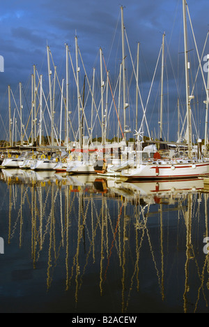 Segelyachten liegen abends Gewitterwolken sammeln overhead - Hamble Point Marina, Hampshire, UK Stockfoto