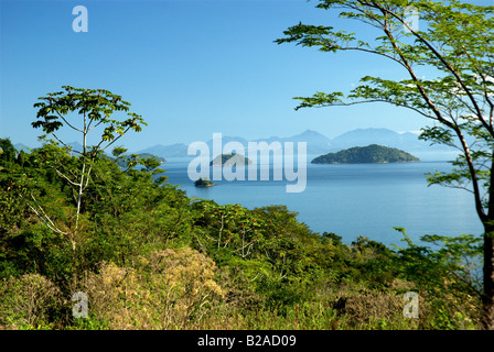 Ilha Grande Bay Brasilien Brasil Angra Dos Reis Blick auf Ribeira Bay und Bergkette Atlantischen Regenwald Stockfoto