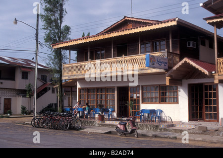 Junges Paar mit Frühstück im Gastgarten eines Hotels in der Stadt von Bocas del Toro, Isla Colon, Panama Stockfoto