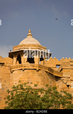 Eines der Runde BASTEIEN an der Außenwand von JAISALMER FORT 1156 auf Trikuta Hügel aus Sandstein RAJASTHAN Indien gebaut Stockfoto