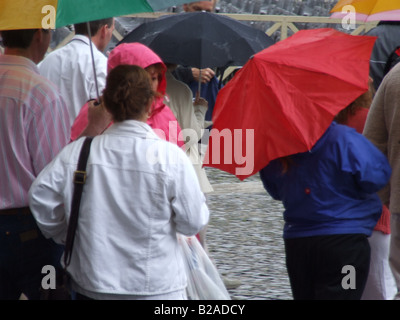 Masse mit Regenschirm bei starkem Regen in der Stadt Stockfoto