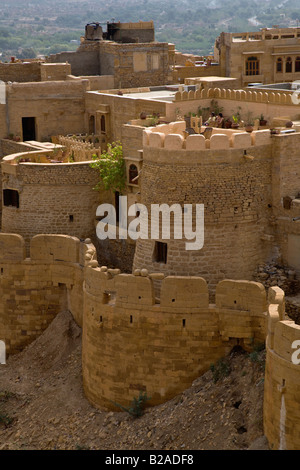 Eines der neunundneunzig Runde BASTEIEN an der Außenwand von JAISALMER FORT auf Trikuta Hügel aus Sandstein RAJASTHAN Indien Stockfoto