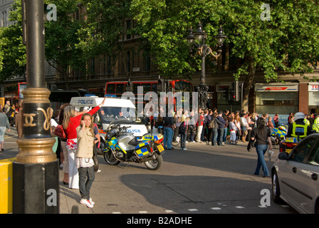 Verärgert Frau sprechen in Handy an einer Straßensperre Polizei Stockfoto