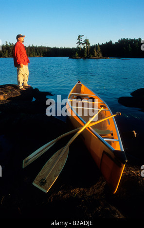 Mann und Kanu auf Cummings See, Boundary Waters Kanugebiet, Minnestoa Stockfoto