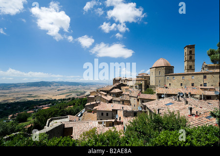 Blick über die Dächer in Richtung Duomo und der Campanile, Hügel Stadt Volterra, Toskana, Italien Stockfoto