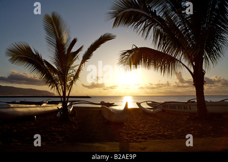 Ausleger-Kanus bei Sonnenuntergang auf der North Shore von Oahu Hawaii USA Stockfoto