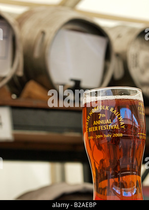REAL ALE BIER AN DER BAR MIT FÄSSERN HINTER BIERFEST IN SHERINGHAM NORTH NORFOLK ENGLAND UK Stockfoto
