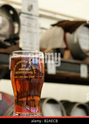 REAL ALE BIER AN DER BAR MIT RACK FÄSSERN HINTER BIERFEST IN SHERINGHAM NORTH NORFOLK ENGLAND UK Stockfoto