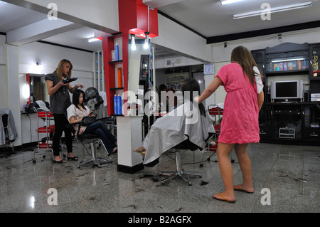 Miss Bangkok mit einem Schnitt eine Föhnfrisur Ladyboy Friseur, Bangkok, thailand Stockfoto