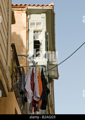 Wäsche zum Trocknen auf einen mediterranen Balkon hängen. Stockfoto
