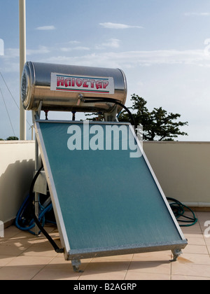 Dach montiert Solarpanel für Warmwasserbereitung. Stockfoto