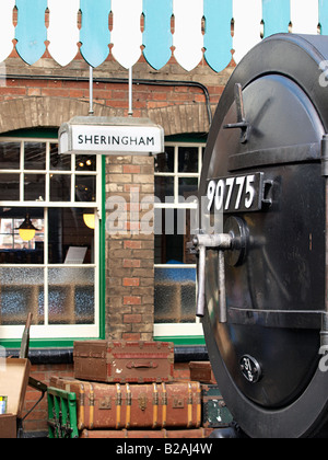 PLATTFORM UND VOR DER LOKOMOTIVE KRIEGSMINISTERIUM (WD) SPARMAßNAHMEN 2-10-0 LOK 90775 SHERINGHAM RAILWAY STATION NORFOLK Stockfoto