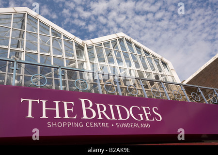 UK-Tyne und tragen Sunderland Brücken Einkaufszentrum Zeichen Stockfoto