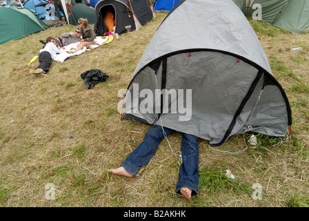 Mann liegt im Zelt beim Berkshire, Glade Festival 2008 Stockfoto