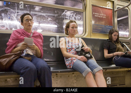 Drei Frauen fahren u-Bahn New York City Stockfoto