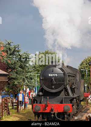 Krieg ABTEILUNG (WD) Sparmaßnahmen 2-10-0 Lokomotive 90775 unter Dampf bei SHERINGHAM BAHNHOF NORTH NORFOLK ENGLAND ENGLAND Stockfoto