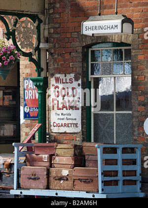 Alte Koffer gestapelt auf Plattform in Sheringham BAHNHOF NORTH NORFOLK BAHNSTRECKE NORFOLK EAST ANGLIA ENGLAND GROSSBRITANNIEN Stockfoto