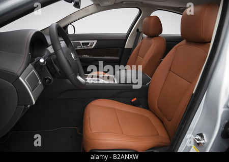 2009 Jaguar XF Supercharged in Silber - Front-Sitze Stockfoto