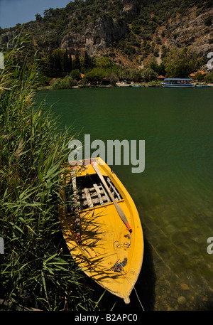 Ruderboot festgemacht vor Felsengräber Dalyan Türkei Stockfoto