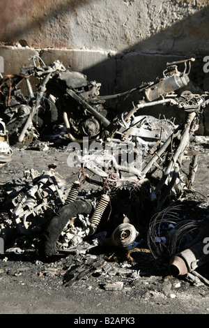 Feuer zerstört Roller Motorrad Brandanschlag Stockfoto