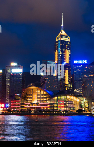 "Das Wahrzeichen Hong Kong Exhibition and Convention Centre am Ufer des Victoria Harbour in Hongkong" Stockfoto