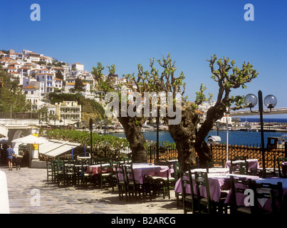 Harbour front Taverne, Skopelos-Stadt auf der griechischen Insel Skopelos, Sporaden, Griechenland Stockfoto