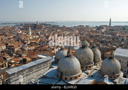 Venedig-Dächer vom Glockenturm, dem Markusplatz Stockfoto