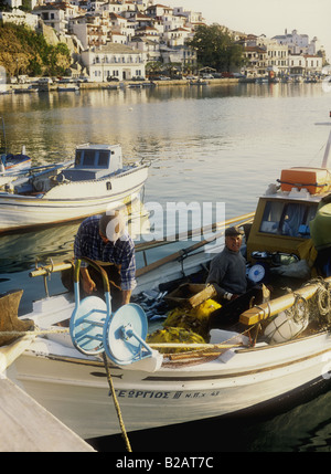 Fischer und ihr Boot in den Hafen, Skopelos-Stadt auf der griechischen Insel Skopelos, Sporaden, Griechenland Stockfoto