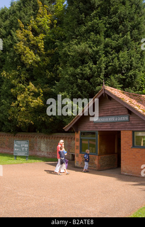 Eingang zum Sandringham House and Gardens auf Sandringham Estate, Sandringham, Norfolk, England, Vereinigtes Königreich (Rückzug von HM The Queen) Stockfoto