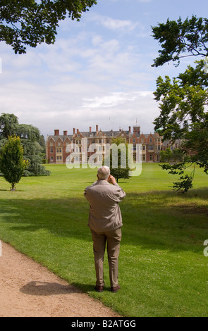 Mann fotografiert Sandringham House, Sandringham Estate, Sandringham, Norfolk, England, Vereinigtes Königreich (Rückzug von HM The Queen) Stockfoto