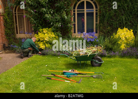 Gärtner arbeiten Sandringham House, Sandringham Estate, Sandringham, Norfolk, England, Vereinigtes Königreich (Rückzug von HM The Queen) Stockfoto