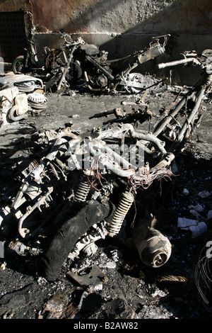 Feuer zerstört Roller Motorrad Brandanschlag Stockfoto