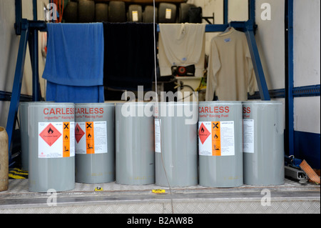 Trommeln von racing Auto Kraftstoff hinter LKW Stockfoto