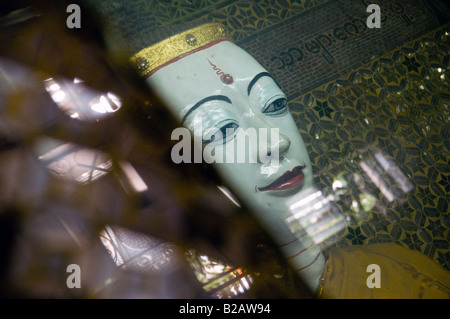 Buddha-Statue in eine buddhistische Kloster im Zentrum Stadt von Yangon, Birma-Myanmar Stockfoto