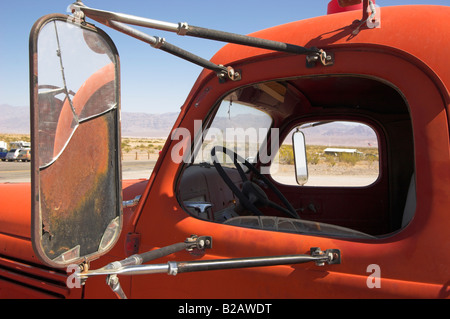 Ein altes Feuerwehrauto bei Stovepipe Wells, Death Valley Nationalpark, Kalifornien, USA. März 2008. Stockfoto