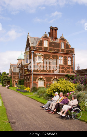 Ältere Menschen genießen die Aussicht auf Sandringham House, Sandringham Estate, Sandringham, Norfolk, England, Vereinigtes Königreich (Rückzug von HM The Queen) Stockfoto