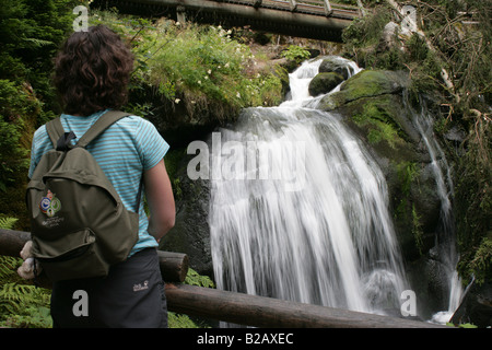 Touristen an der Triberger Wasserfall Schwarzwald Deutschland Stockfoto