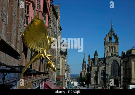 Vergoldetem Kupfer Hawk 'Gled', mit ausgebreiteten Flügeln, Gladstones Land, Lawnmarket, Royal Mile Edinburgh, Scotland, UK, Europa Stockfoto