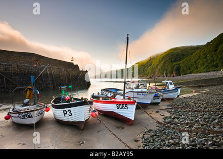 Fischereifahrzeuge, die bei Ebbe in Clovelly Harbour Devon England gestrandet Stockfoto