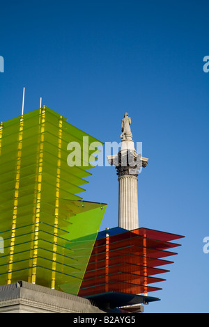 Nelson Säule und Thomas Schütte der Skulptur Modell für ein Hotel 2007 auf der Fourth Plinth in Trafalgar Square in London Stockfoto