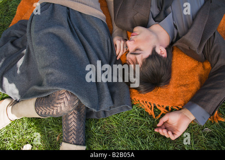 Draufsicht von Mann und Frau liegen auf outdoor Teppich Stockfoto