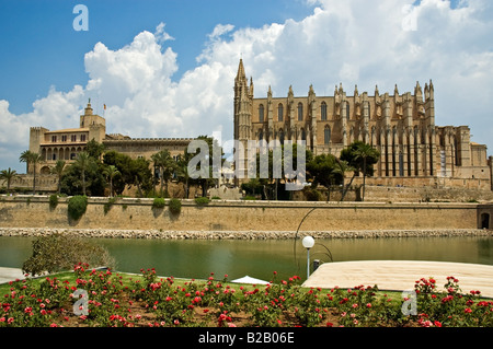 Die imposante Castell de L'Almudaina steht an der Seite von der Kathedrale La Seu, Palma De Mallorca Stockfoto